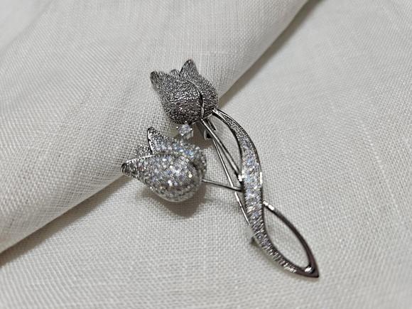 Broche Banhado a Prata com Zircônias