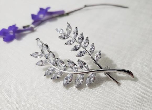 Broche Banhado a Prata com Zircônias