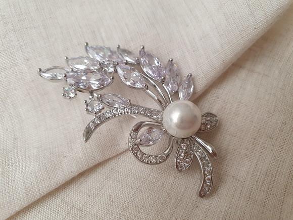 Broche Banhado a Prata com Zircônias e Pérola