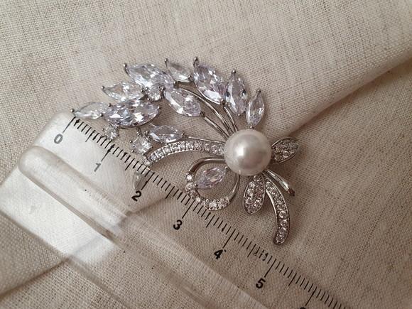 Broche Banhado a Prata com Zircônias e Pérola