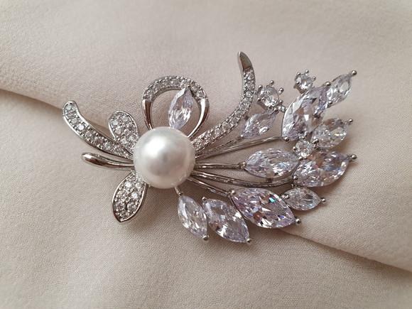 Broche Banhado a Prata com Zircônias e Pérola