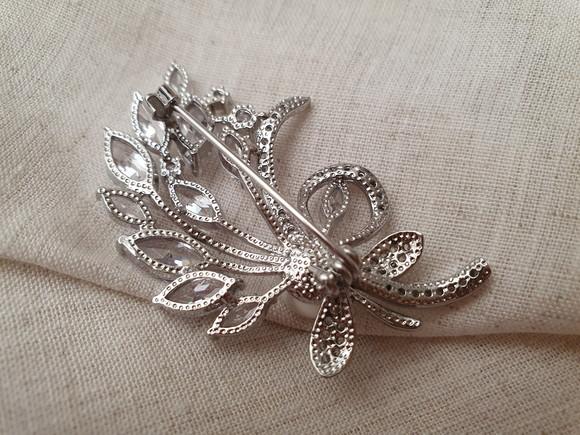 Broche Banhado a Prata com Zircônias e Pérola