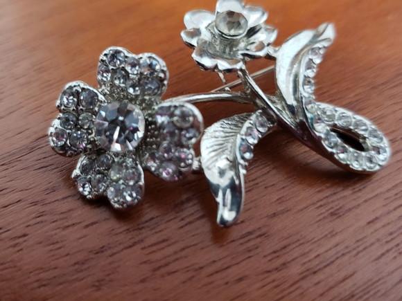 Broche banhado com Cristais e strass