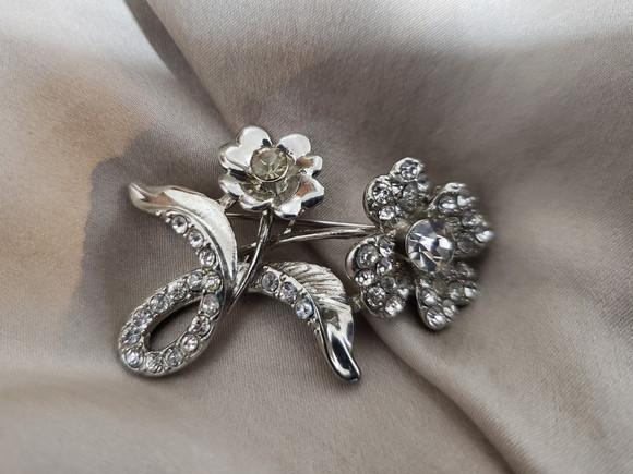 Broche banhado com Cristais e strass