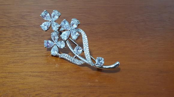 Broche banhado com Zircônias e strass