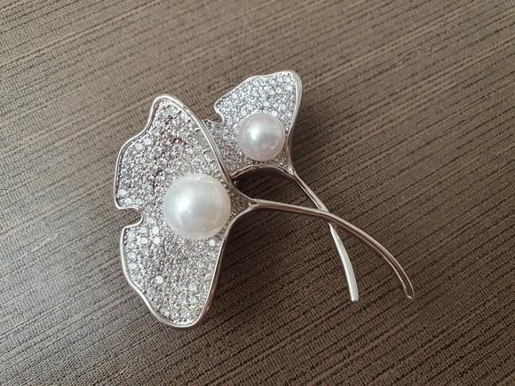 Broche Banhado com Mini Zircônias e Pérolas Shell