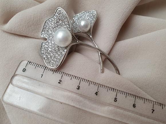 Broche Banhado com Mini Zircônias e Pérolas Shell