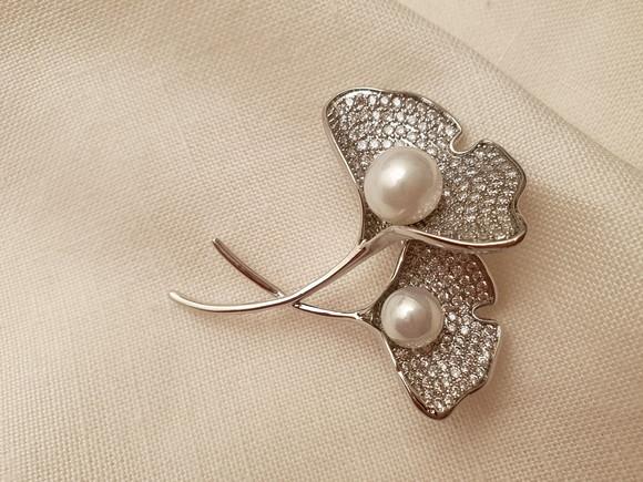 Broche Banhado com Mini Zircônias e Pérolas Shell