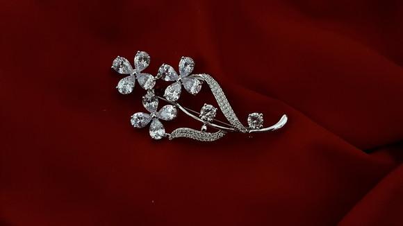 Broche banhado com Zircônias e strass