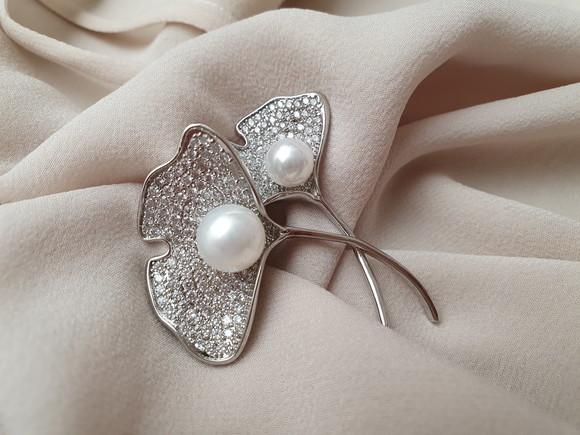 Broche Banhado com Mini Zircônias e Pérolas Shell