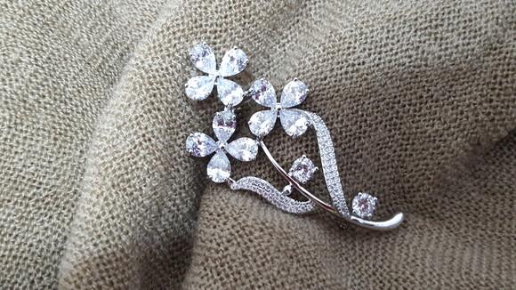Broche banhado com Zircônias e strass