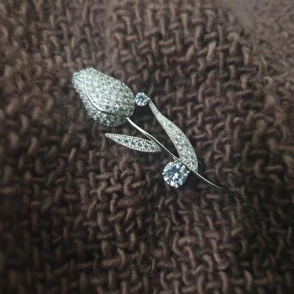 Broche Banhado Cravejado de Mini Zircônias