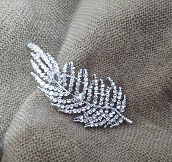 Broche Banhado Cravejado de Cristais