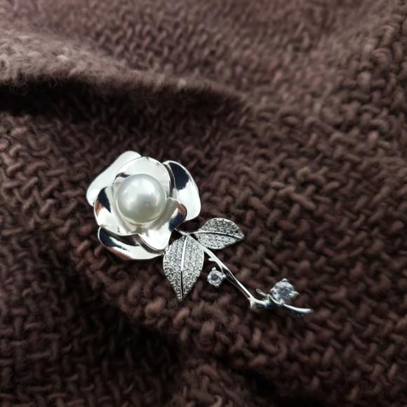Broche Banhado Cravejado de Mini Zircônias e Pérola