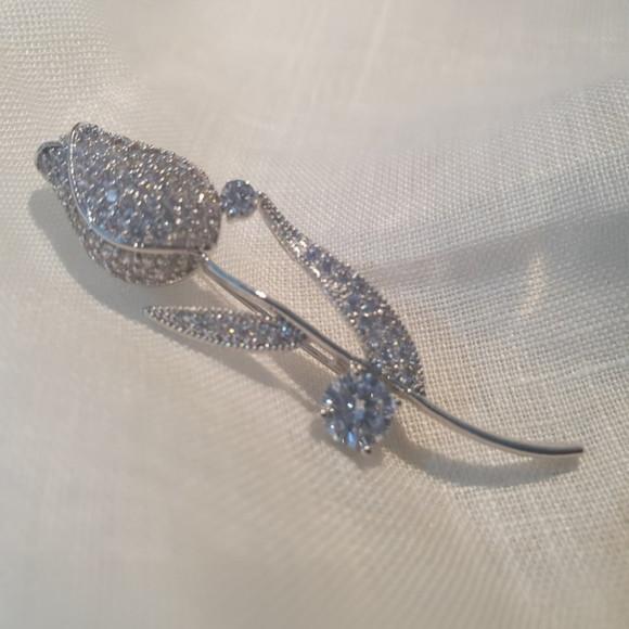 Broche Banhado Cravejado de Mini Zircônias
