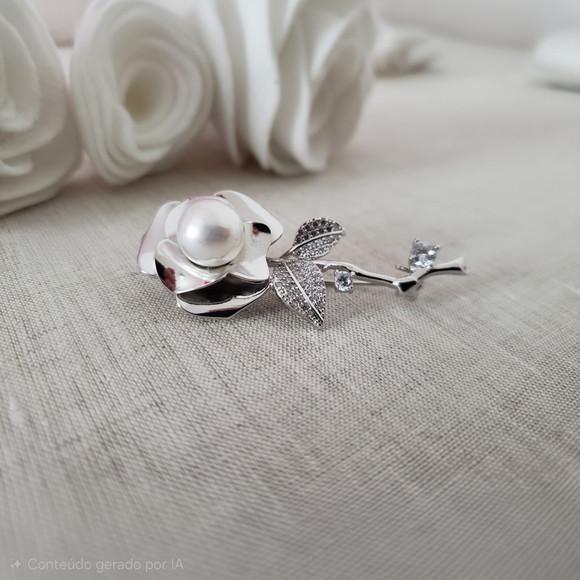 Broche Banhado Cravejado de Mini Zircônias e Pérola
