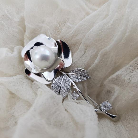 Broche Banhado Cravejado de Mini Zircônias e Pérola