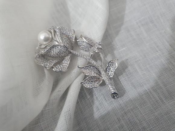 Broche Banhado Cravejado de Mini Zircônias e Pérola Shell