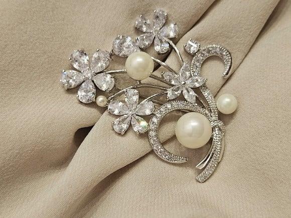 Broche Banhado Cravejado de Mini Zircônias e Pérolas