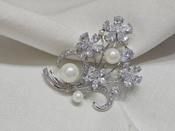 Broche Banhado Cravejado de Mini Zircônias e Pérolas