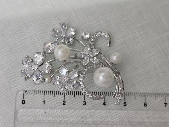 Broche Banhado Cravejado de Mini Zircônias e Pérolas