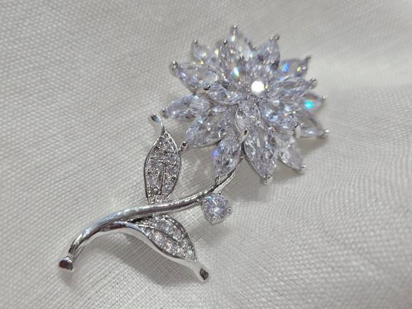 Broche Banhado Cravejado de Zircônias Facetadas