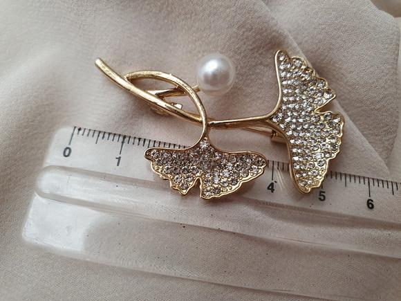 Broche Dourado Banhado com Mini Zircônias e Pérolas Shell
