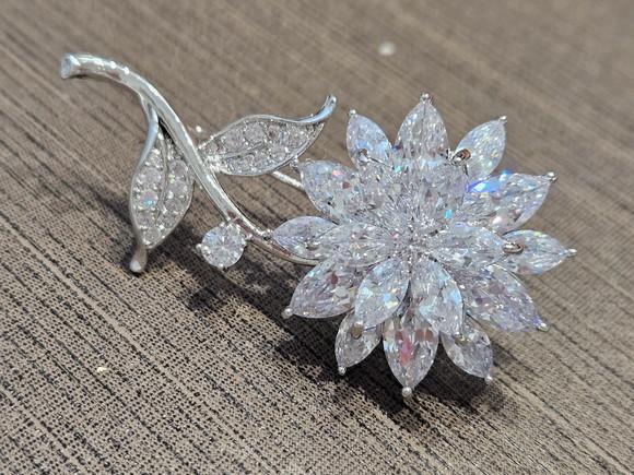 Broche Banhado Cravejado de Zircônias Facetadas