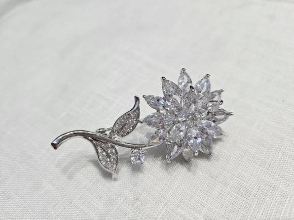 Broche Banhado Cravejado de Zircônias Facetadas