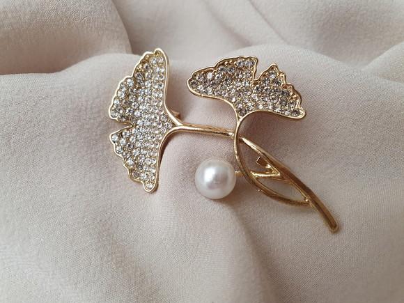 Broche Dourado Banhado com Mini Zircônias e Pérolas Shell