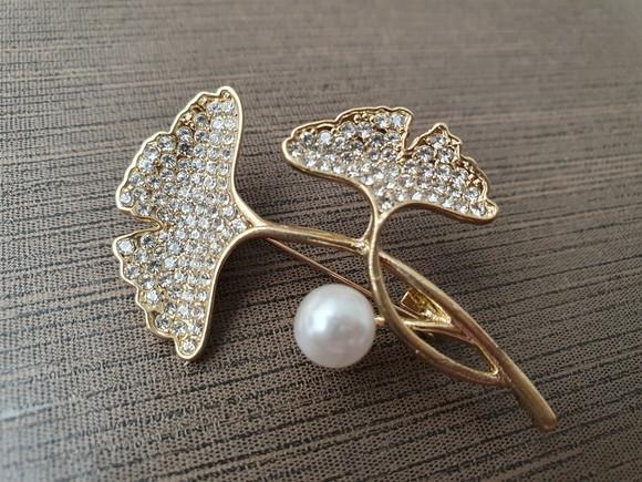 Broche Dourado Banhado com Mini Zircônias e Pérolas Shell
