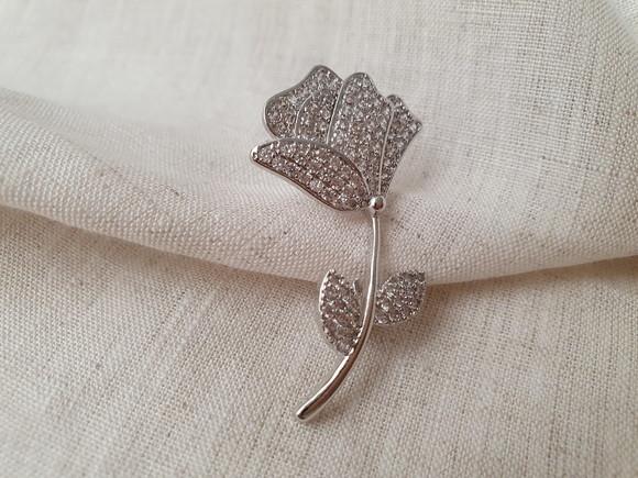 Broche Prateado Banhado Cravejado de Mini Zircônias