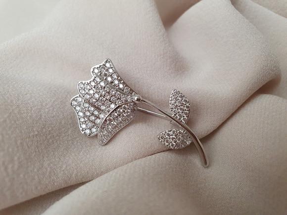 Broche Prateado Banhado Cravejado de Mini Zircônias