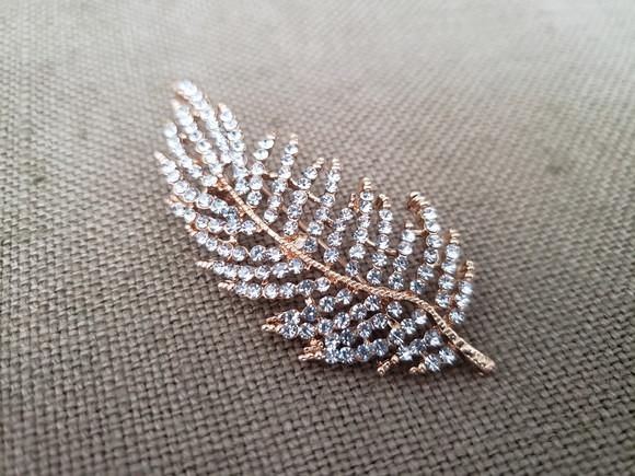 Broche Dourado Banhado Cravejado de Strass