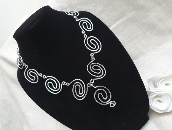 Colar Aramado Prateado E Banhado