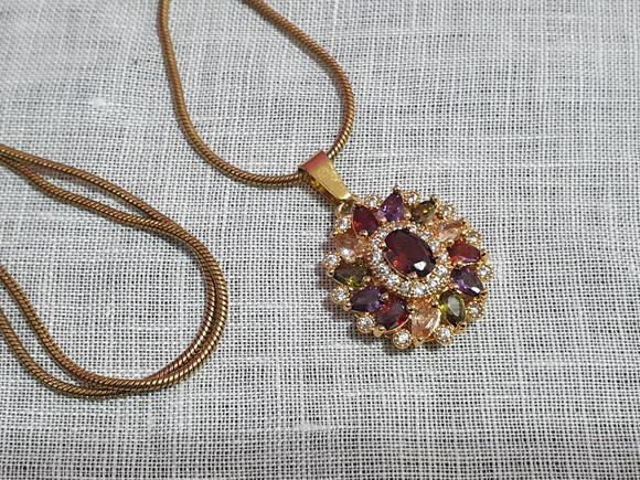 Colar Banhado Com Pingente De Cristais Coloridos