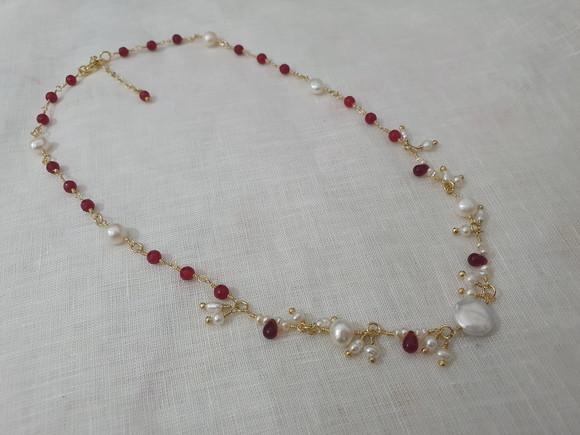 Colar Banhado De Pérolas Barrocas E Pedras Jade Rubi