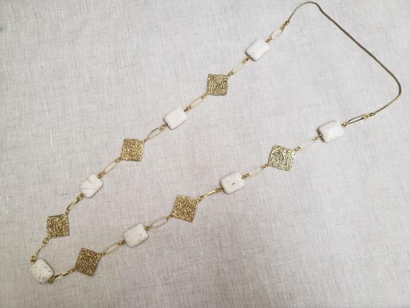 Colar Banhado Dourado com Filigranas e Pedras Naturais