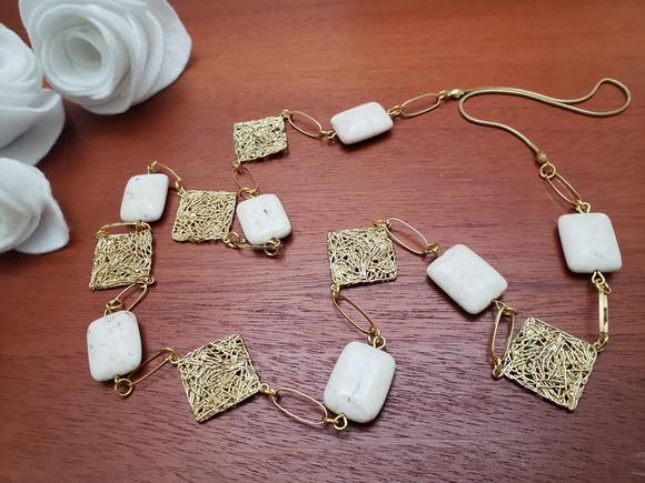 Colar Banhado Dourado com Filigranas e Pedras Naturais