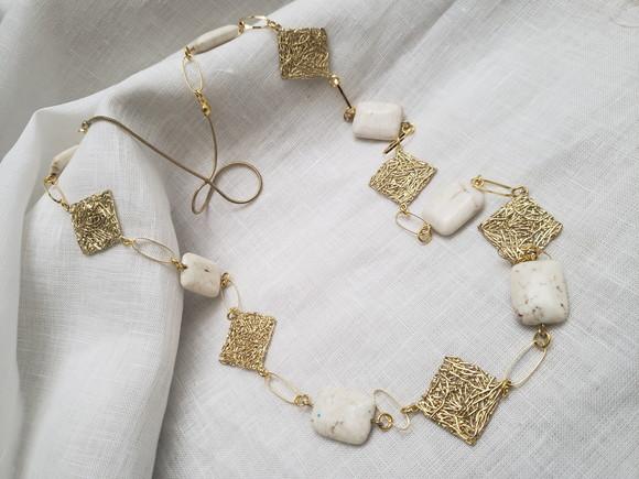 Colar Banhado Dourado com Filigranas e Pedras Naturais