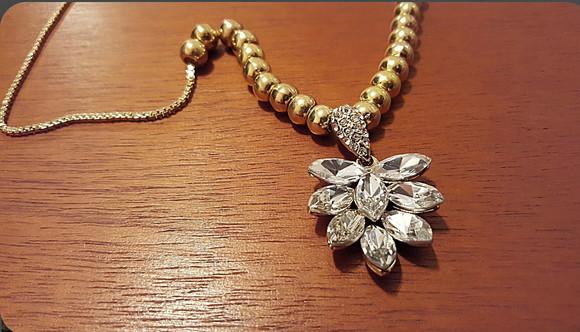 Colar Banhado Dourado com Pingente de Cristal