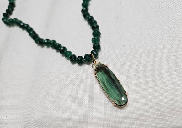 Colar Chocker de Pedras Jade e Pingente de Cristal Verde