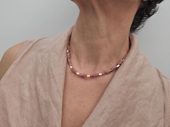 Colar Chocker Dourado com Quartzo Rosa
