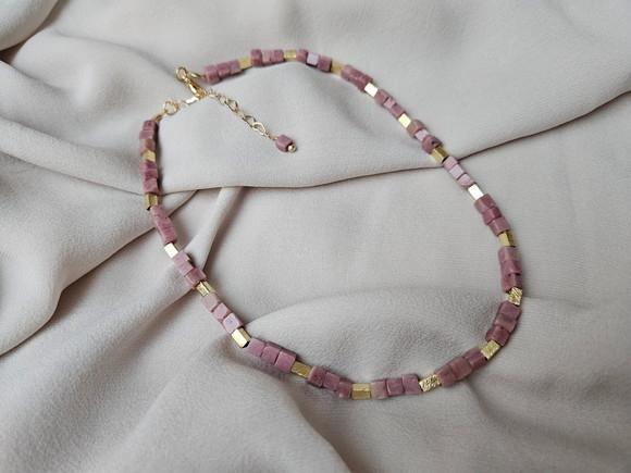 Colar Chocker Dourado com Quartzo Rosa