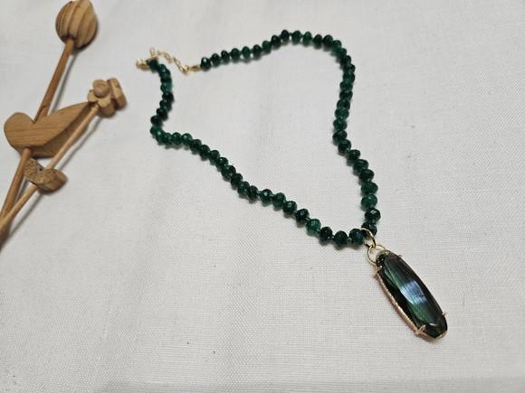 Colar Chocker de Pedras Jade e Pingente de Cristal Verde