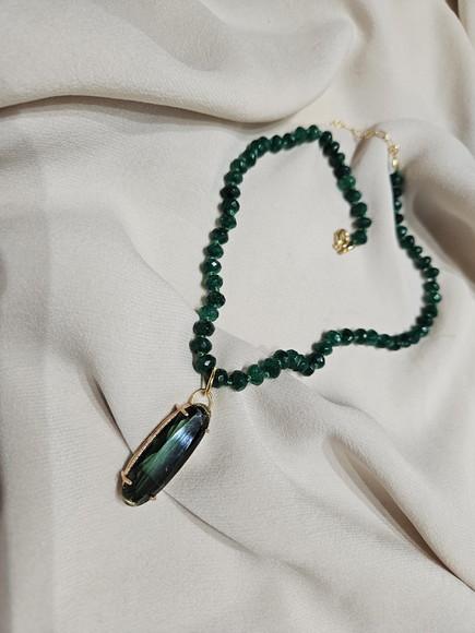 Colar Chocker de Pedras Jade e Pingente de Cristal Verde