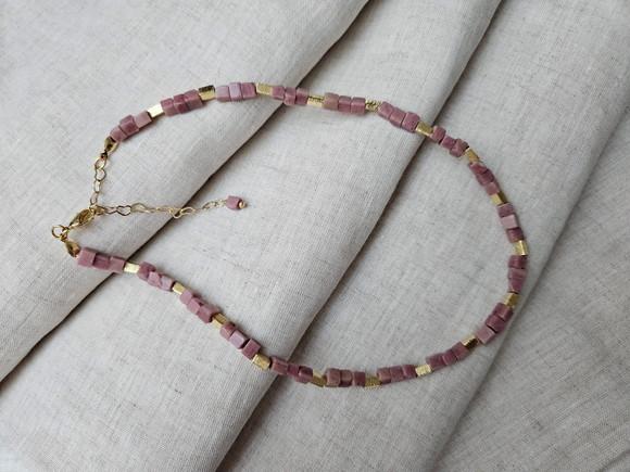Colar Chocker Dourado com Quartzo Rosa