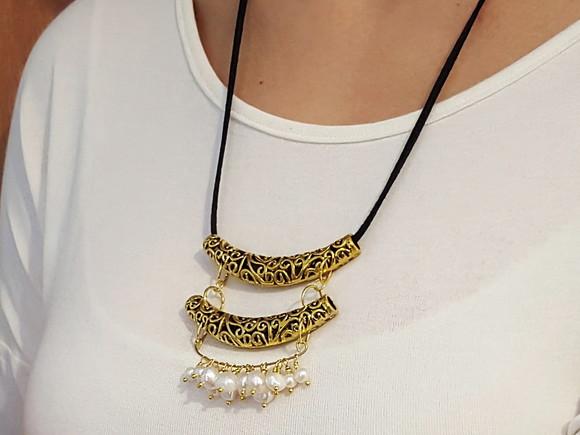 Colar Chocker Dourado e Pérolas Naturais