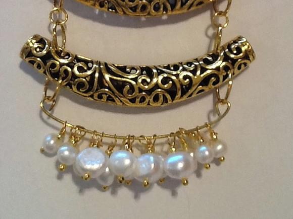 Colar Chocker Dourado e Pérolas Naturais