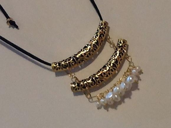 Colar Chocker Dourado e Pérolas Naturais